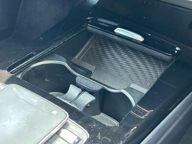 輸入車ディーラー採用のドライブレコーダーも選べます。万が一の事故際のお守りとしていかがでしょうか？その他さまざまなオプションをご用意しております。
