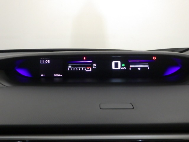 視認性、認識性にこだわった、カラー液晶メーターを採用。速度は読み取りやすいよう数字で大きく表示します！