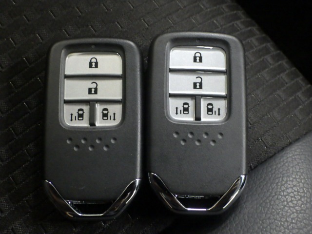 スマートキー付！キーを取り出さなくてもドアロックの施錠・開錠、エンジンの始動が出来ます！雨の日や荷物の多い日にとても便利ですね♪