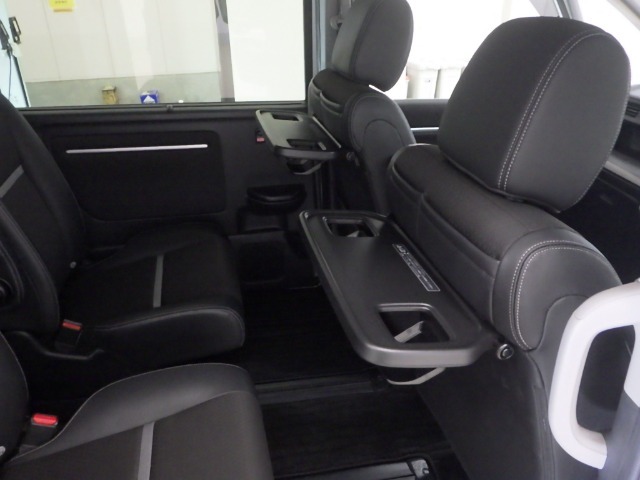 おやつタイムに活躍するシートバックテーブル付きです。