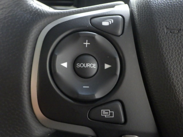 ハンドルにオーディオの操作スイッチが装備されています！視線を前方から外さずハンドルから手を離さずに操作できるのでとっても安全ですね♪