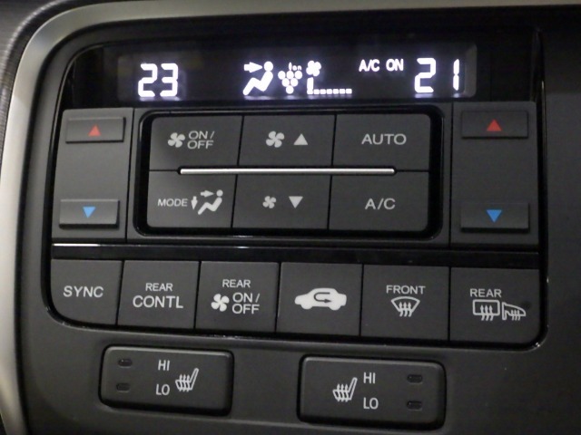 オートエアコンは左右席で独立温度コントロールが可能です。運転席はキンキンに冷やして助手席はマイルドにと言った設定が可能です☆暑さ寒さでケンカすることもなくなりますね♪