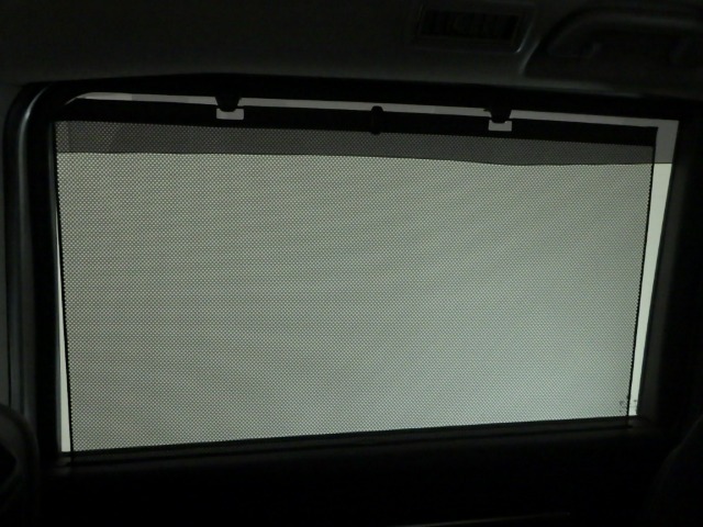 ロールサンシェード付きなので、夏のドライブも快適！