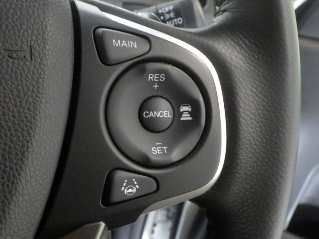 ハンドル右側にはクルーズコントロールのスイッチが装備され運転中の操作も安心して行えます！