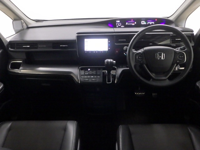 ドライバーを包み込むように、ディスプレーやスイッチ、コンソールを配置。座った瞬間から運転への期待が！空間そのものの心地よさにこだわっています。