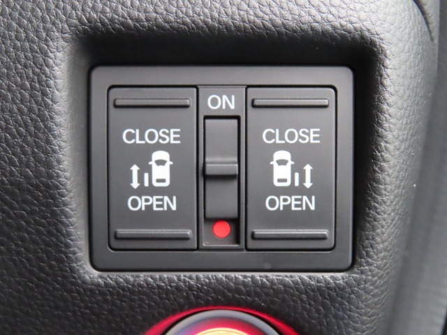 『両側電動スライドドア』　スーパーなどでの狭い駐車場でも乗り降りが楽々♪お子様が隣の車にドアを当ててしまう心配もございません！小さなお子様連れの方もこれで安心。