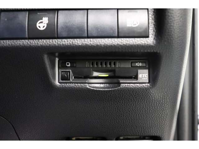 スッキリ装着されたビルトインタイプのETC！高速道路走行の料金所をノンストップで通過できます。※ ETCカードのお申し込みも当社にお任せ下さい！