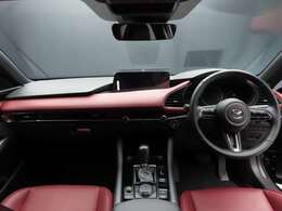 室内もご覧の通り、キレイに乗られていますね。禁煙車ですから、臭いも心配要りませんよ。