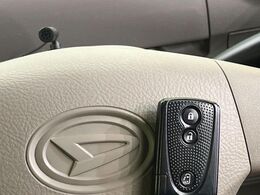 【キーフリーシステム】カバンやポケットに入れたままでもドアの施錠・解錠が可能なスマートキーを装備。エンジンのオン・オフ時もカギを取り出す必要が無いからとっても便利です♪