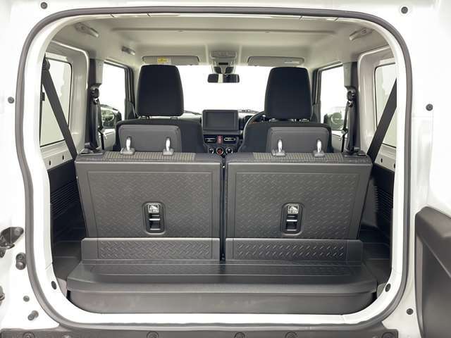 【トランク】積み込みやすくて、たっぷり積める荷室です。シートアレンジできるものは、乗車人数と荷物の量や大きさによってシートを動かすことができるので、より快適なドライブが可能です！