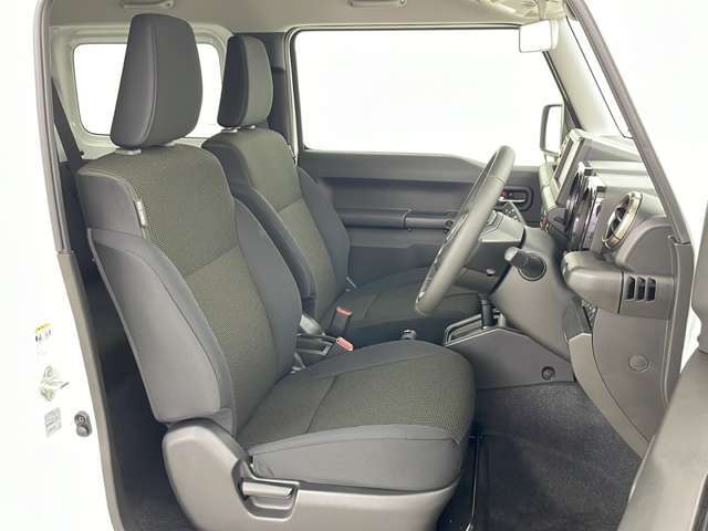 【運転席】座り心地が良いシートなので長時間の運転でも快適にお過ごしいただけます。新品のフロアマットのご注文も可能です。掲載箇所以外にご希望の写真がございましたらお気軽にお問い合わせ下さい。