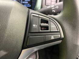 【アダプティブクルーズコントロール】高速道路での長距離走行が楽に！！自動で速度を保つクルーズコントロールが、衝突軽減システムと連携し、前方の車両を感知して車間を保つように速度調節してくれます！！