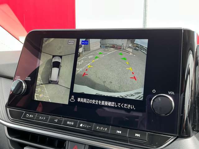 上空から見下ろしているかのような映像をディスプレイに映し出し、スムースな駐車をサポートします。画面は「トップビュー」のほか「サイドブラインドビュー」への切り換えが可能。ますます安心です