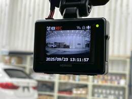 今や取付する方が増えている【ドライブレコーダー】搭載。