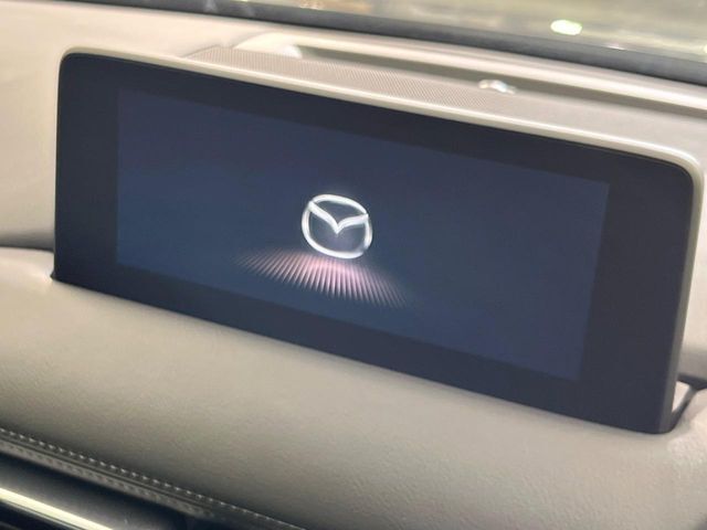 【8.8インチマツダコネクト】車内の雰囲気にマッチした大型のディスプレイ。スマホ接続でのナビ使用やBluetooth再生等、様々な機能が楽しめます。直感的なダイヤル操作が可能で、使い勝手も良好です。