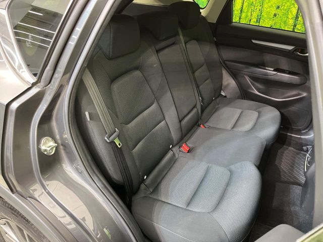 後部座席も気になるようなキズ・汚れやへたり等、大きなダメージはなく、良好な状態です。