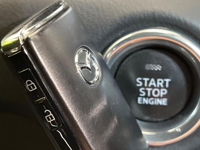 【アドバンストキー】カバンやポケットに入れたままでもドアの施錠・解錠が可能なスマートキーを装備。エンジンのオン・オフ時もカギを取り出す必要が無いからとっても便利です♪