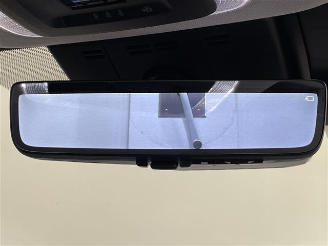 【デジタルインナーミラー】車両後方カメラの映像をミラーに映すことが出来ます。　そのため、後席に人や荷物があって後方が見えづらい場合でもしっかり視界を確保することが出来ます。