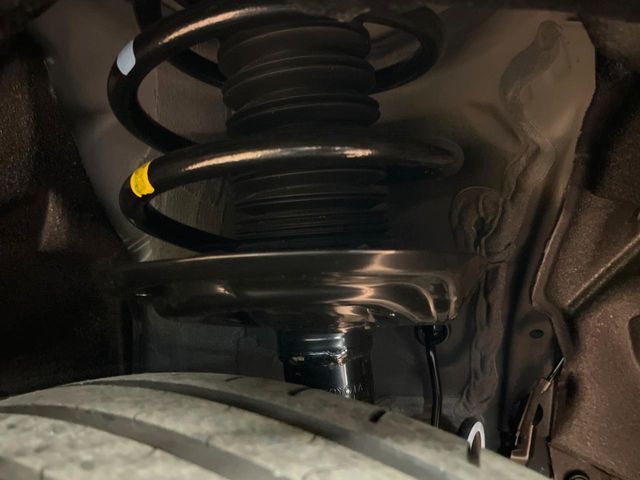 お車を安心してお乗りいただく為には、足回りの定期点検が欠かせません。サービスサポート（有償保証）では無料点検もご提供しており、安心のカーライフをお過ごしいただけるサポート体制が整っています。