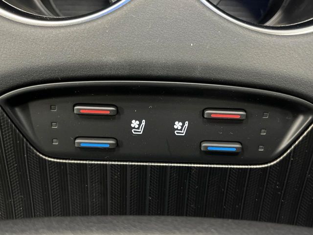 【シートベンチレーション】夏場は涼しい風でお尻や背中の熱やムレを防ぎ、冬はエアコンよりも早く温まってポカポカに！季節を問わず快適に過ごせます。