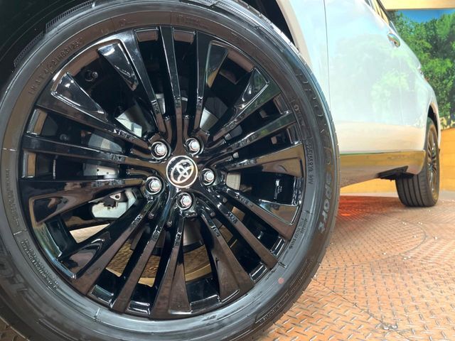 【純正アルミホイール】外観にマッチした純正アルミホイールを装着しております。各種社外アルミホイールや、スタッドレスタイヤも取扱いしております。是非ご相談ください♪