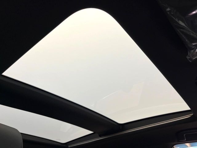 【調光パノラマルーフ】車内の解放感が一気に上がる大型パノラマルーフに調光機能がプラス！日差しが強い時、シェードを閉めなくてもガラスの透明度を調整することで心地よい明るさに♪