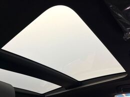 【調光パノラマルーフ】車内の解放感が一気に上がる大型パノラマルーフに調光機能がプラス！日差しが強い時、シェードを閉めなくてもガラスの透明度を調整することで心地よい明るさに♪