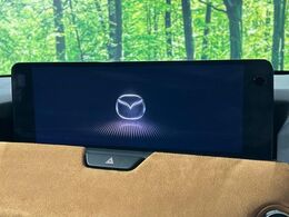 【12.3インチマツダコネクト】車内の雰囲気にマッチした大型ディスプレイ。スマホ接続でのナビ使用やBluetooth再生等、様々な機能が楽しめます。直感的なダイヤル操作が可能で、使い勝手も良好です。