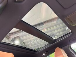 【大型サンルーフ】車内の解放感が一気に上がる大型のパノラマルーフ！季節を問わず開放的で快適なドライブをお楽しみいただけます。流通量も少なく希少価値の高い人気の装備です♪