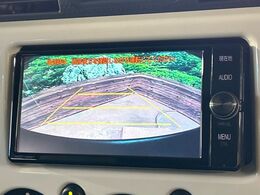 【バックカメラ】駐車時に後方がリアルタイム映像で確認できます。大型商業施設や立体駐車場での駐車時や、夜間のバック時に大活躍！運転スキルに関わらず、今や必須となった装備のひとつです！