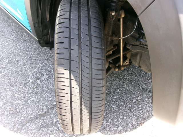 タイヤ溝も十分にありますので安心してご利用いただけます。　残り溝はフロントが4mmで、リヤが5mmでございます。