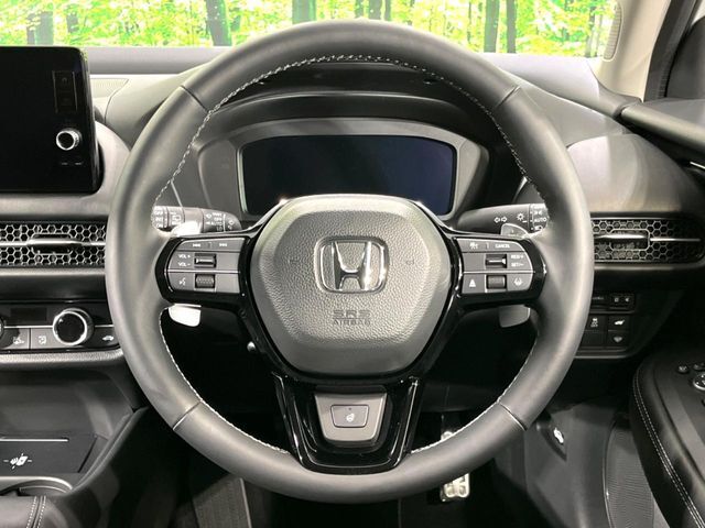 【ステアリングヒーター】冬場に冷たくなりやすい革巻きステアリングを、スイッチ一つで素早く適温に！エアコンよりも早く温まってくれるので、寒い日の運転も快適になりますね♪