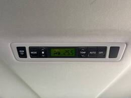 【リアオートエアコン】広い後部座席には必須の機能！風量や温度を自動で調整し前席と同様な車内環境にしてくれるリアオートエアコンを装備。夏の暑さも冬の寒さもストレスなく快適にお過ごしいただけます♪