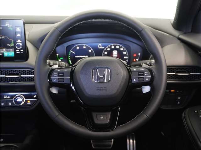 【Honda SENSING】 カメラ等装置で精度の高い検知能力を発揮、安全運転を支援します。ステアリング上のコントローラーに注目！