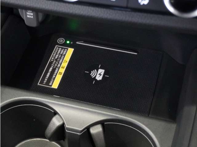 ◆ワイヤレス充電器◆ワイヤレス充電規格Qiに適合した機器を充電エリアに置くことで使用できます。