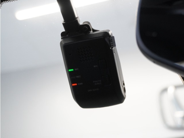 ◆ドライブレコーダー◆映像・音声などを記録する自動車用の装置です。　もしもの事故の際の記録はもちろん、旅行の際の思い出としてドライブの映像を楽しむことができます。