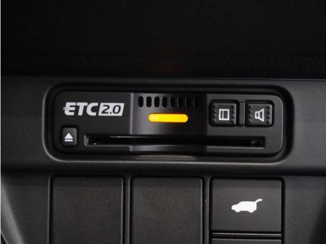 ◆ETC2.0装着◆進化したドライブ体験。料金収受システムだけだったETCが生まれ変わって、高速道路を賢く使うETC2.0に進化しました。多彩な情報サービスが便利で快適なドライブ体験を提供します。