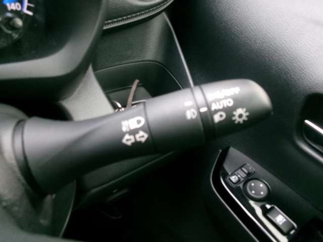 オートライトシステム搭載。トンネル内や夕暮れを感知して自動点灯します。