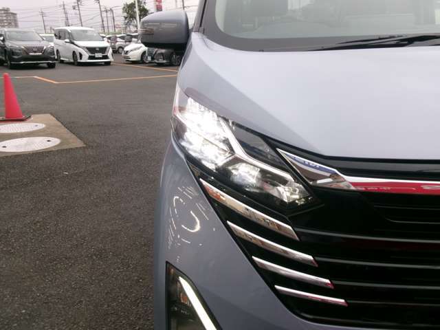 明るいライトが夜道を明るく照らしてくれます。運転中の道路状況が白色光で視認性が良くなり安心です。