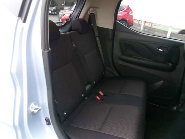 厚みのあるクッションとゆったりした座面で快適な座り心地のリアシート♪