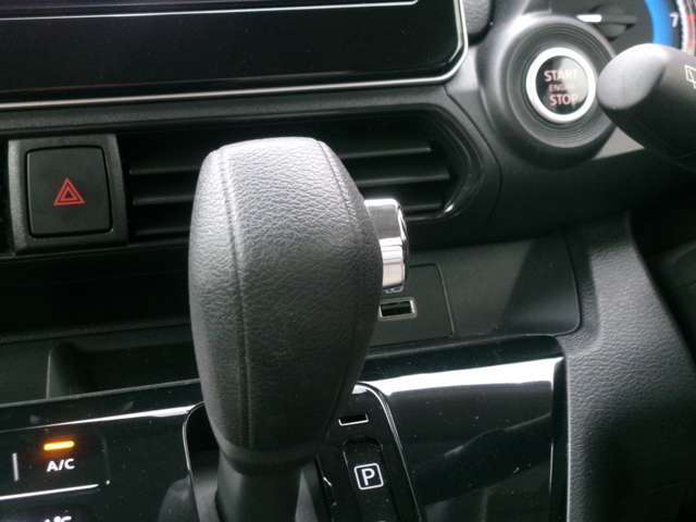 プッシュエンジンスタート機能付、ボタンひとつでエンジン始動ができます。