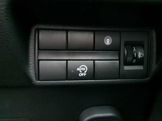 エマージェンシーブレーキは今や必需品！前方走行車との衝突の危険性が高まったとシステムが判断した場合に作動し、警告音を鳴らし、自動的に停車または減速して衝突回避や衝突被害を軽減します。