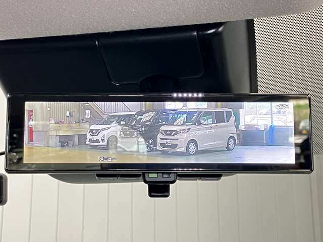 【インテリジェント　ルームミラー】車両後方のカメラ映像をミラー面に映し出すので、車内の状況や、天候などに影響されずいつでもクリアな後方視界が得られます！