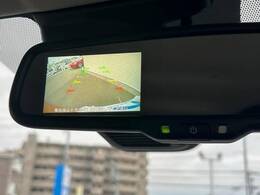 【バックカメラ】駐車時に後方がリアルタイム映像で確認できます。大型商業施設や立体駐車場での駐車時や、夜間のバック時に大活躍！運転スキルに関わらず、今や必須となった装備のひとつです！