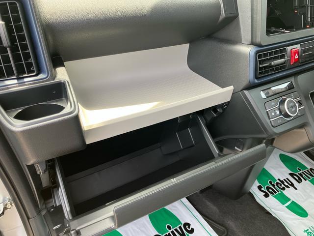 グローブボックスとその上部に小物を置くスペースがあります！メモ帳や領収書、スマホなど置くのに便利です♪