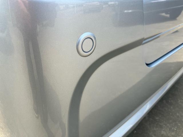 前後左右のバンパー四隅には、車庫入れ時などに障害物の接近をお知らせする”コーナーセンサー”が活躍します。音とブザー音で接近をお知らせします。