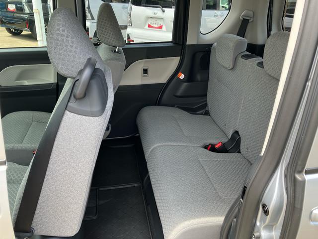軽自動車と感じさせないと思うほど程に広々としたリヤシートです！ぜひ実車にてお確かめ下さい！