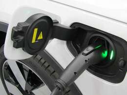 普通充電：AC200V（Type1）11kWまで対応　急速充電：DC（CHAdeMO）150kWまで対応