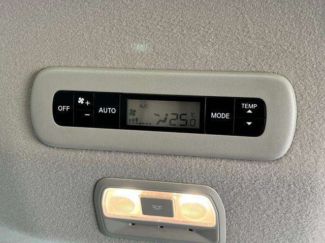 後席のエアコンです。車内温度の調整も快適に行っていただけます。