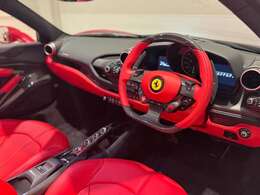 内装色:ROSSO FERRARI【人気オプションのカーボンファイバードライバーゾーンが装備されております。】